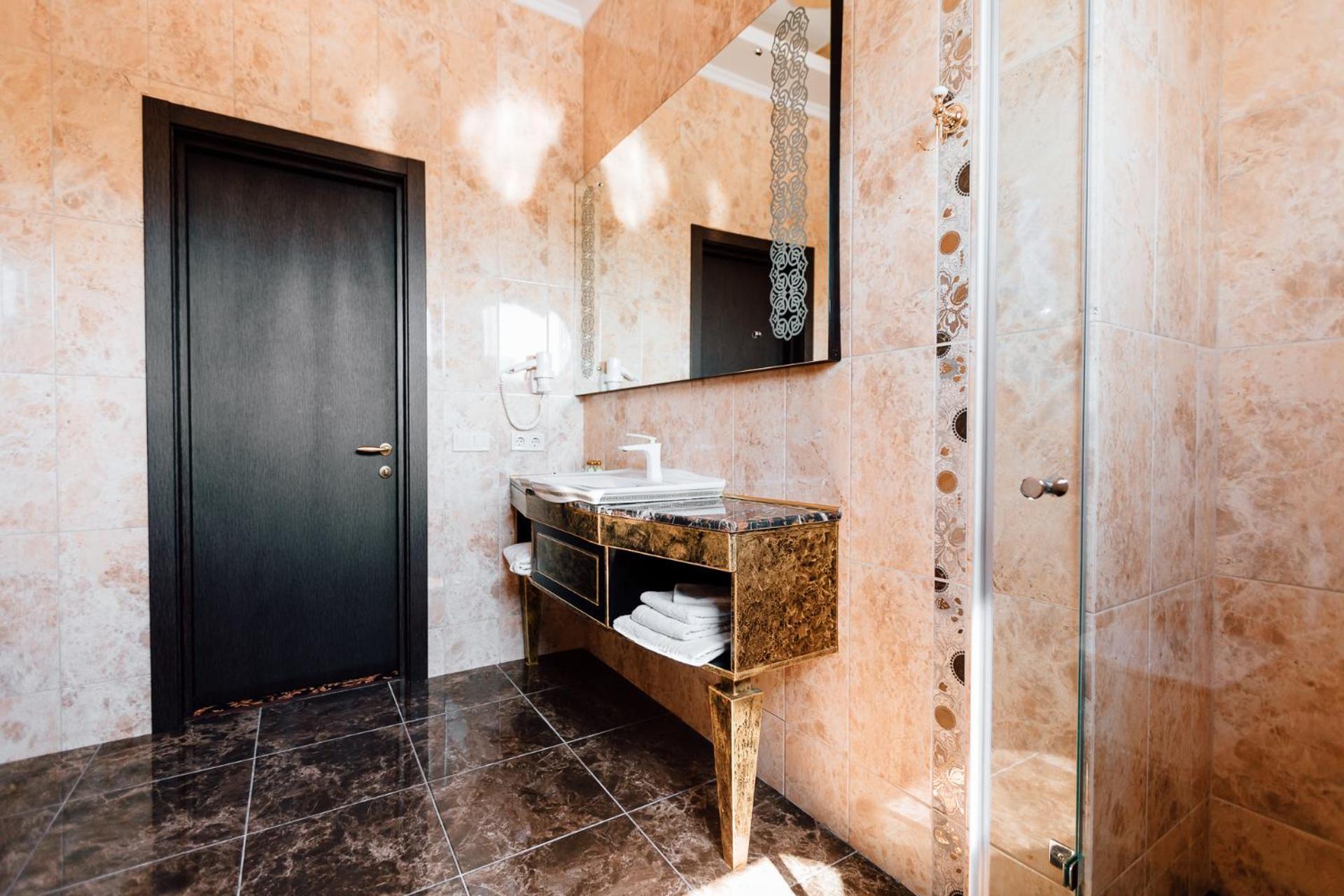 Khan-Chinar Hotel Dnipro Bagian luar foto