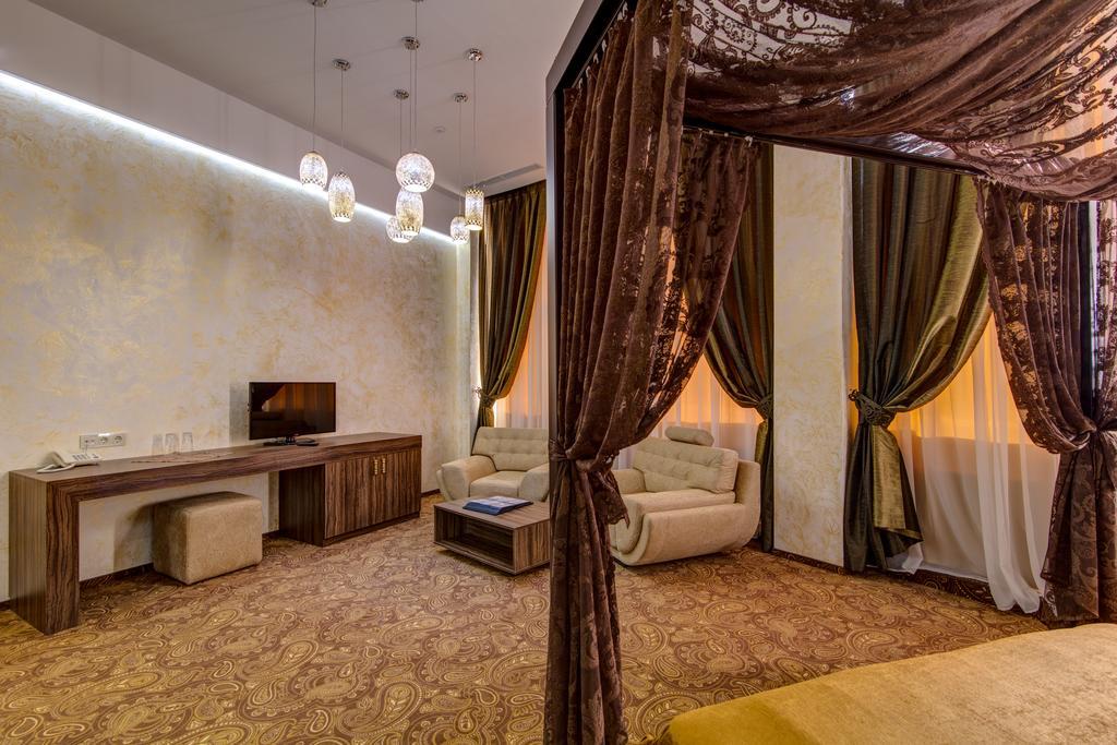 Khan-Chinar Hotel Dnipro Bagian luar foto