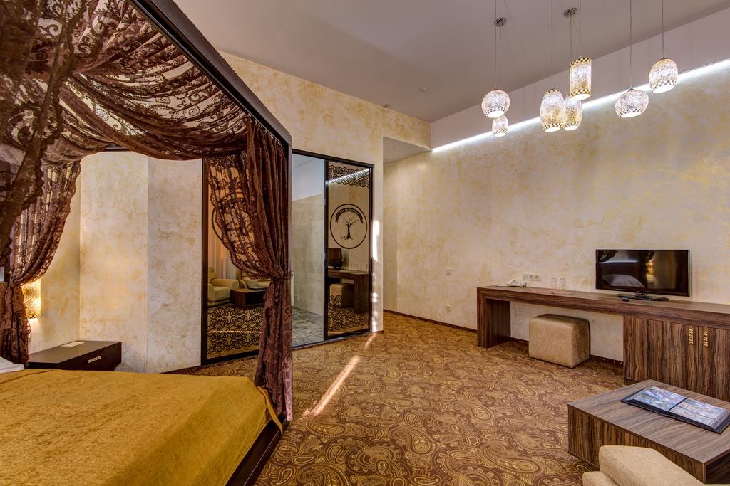 Khan-Chinar Hotel Dnipro Bagian luar foto