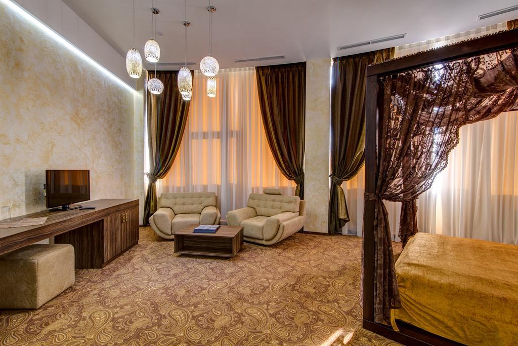 Khan-Chinar Hotel Dnipro Bagian luar foto