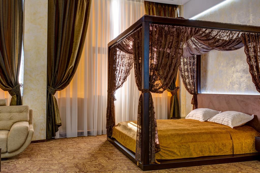 Khan-Chinar Hotel Dnipro Bagian luar foto