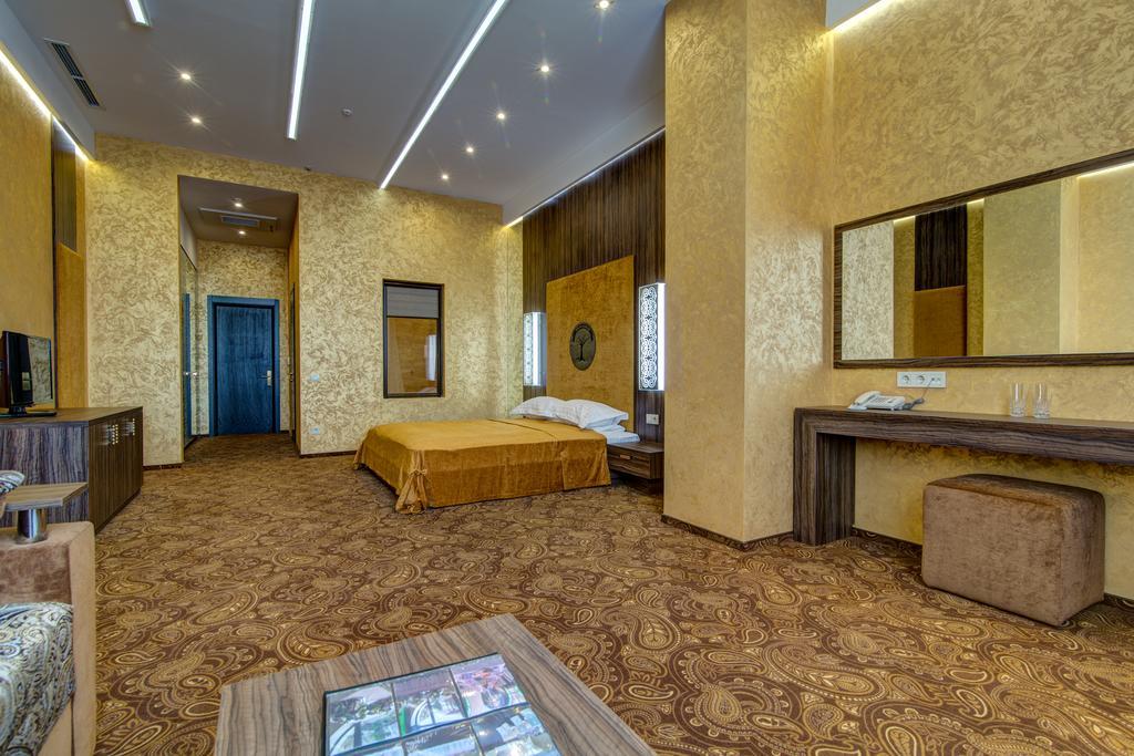 Khan-Chinar Hotel Dnipro Bagian luar foto