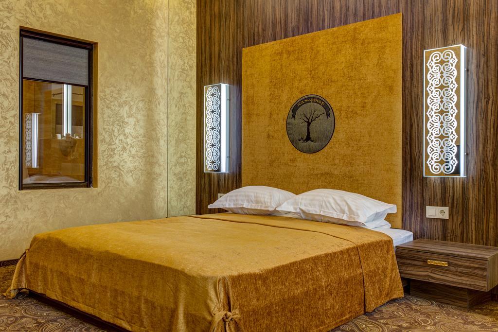 Khan-Chinar Hotel Dnipro Bagian luar foto
