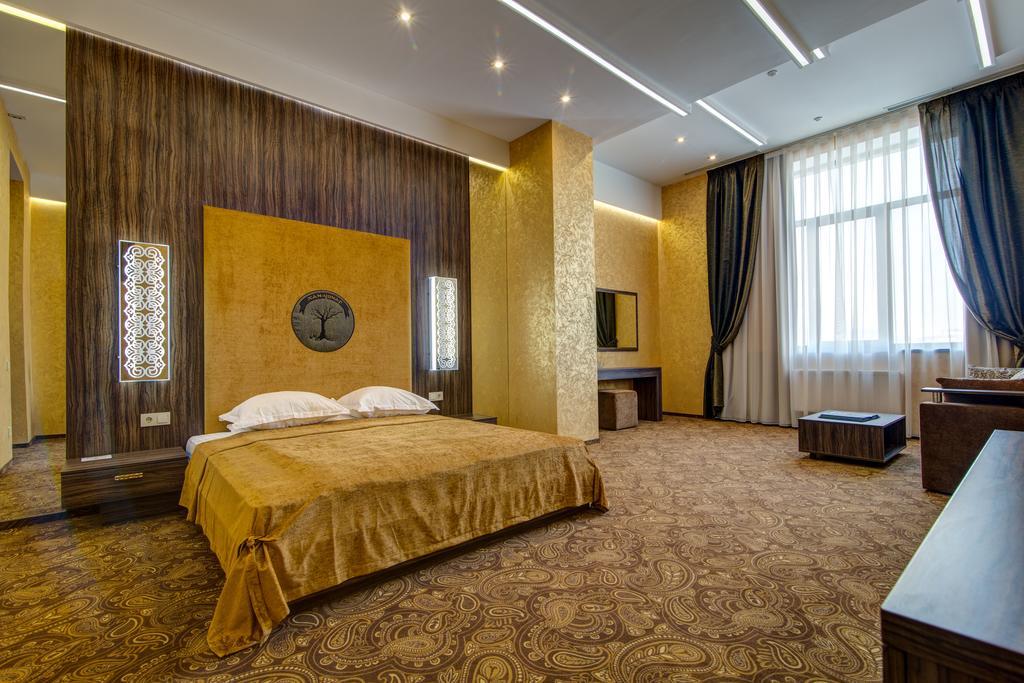 Khan-Chinar Hotel Dnipro Bagian luar foto