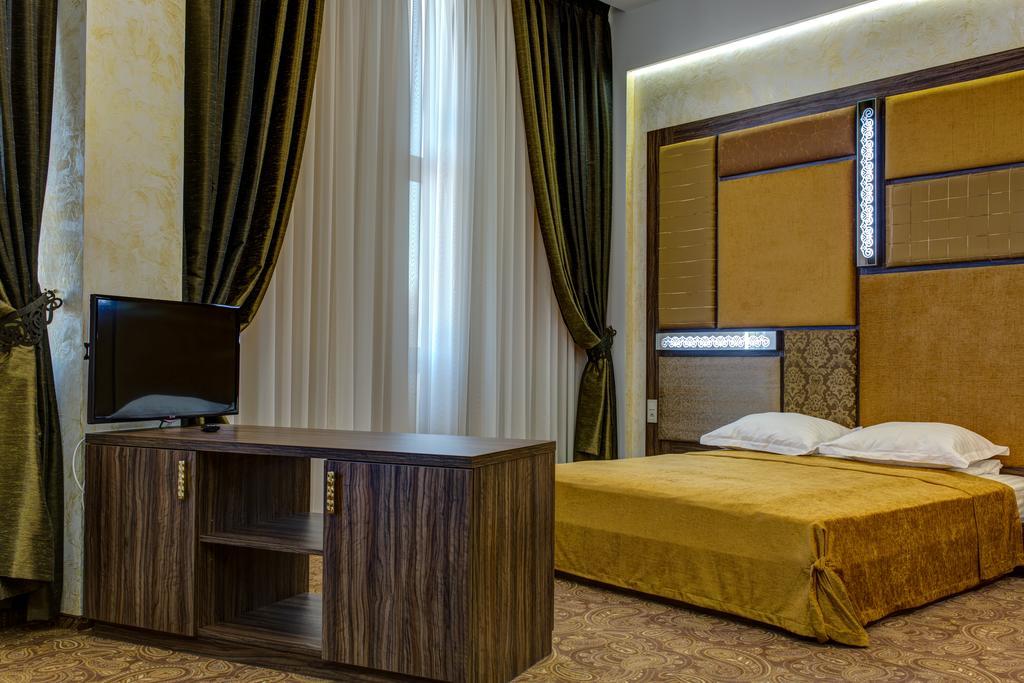 Khan-Chinar Hotel Dnipro Bagian luar foto