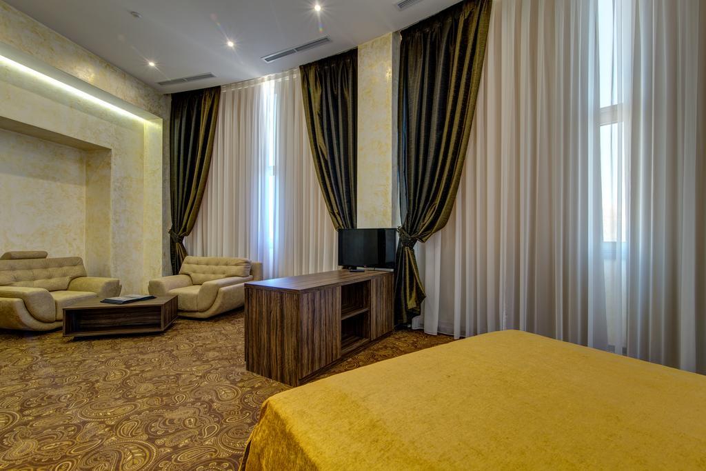 Khan-Chinar Hotel Dnipro Bagian luar foto