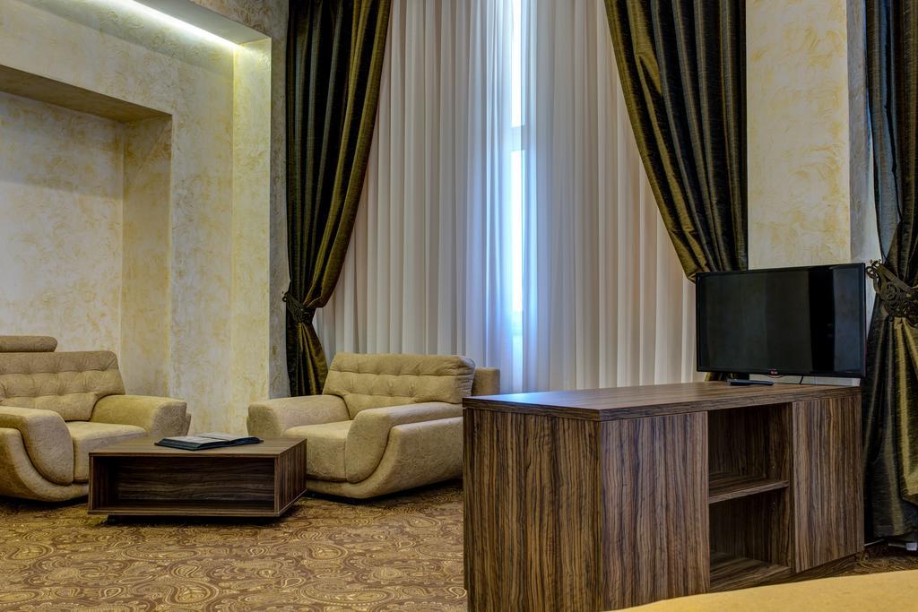 Khan-Chinar Hotel Dnipro Bagian luar foto