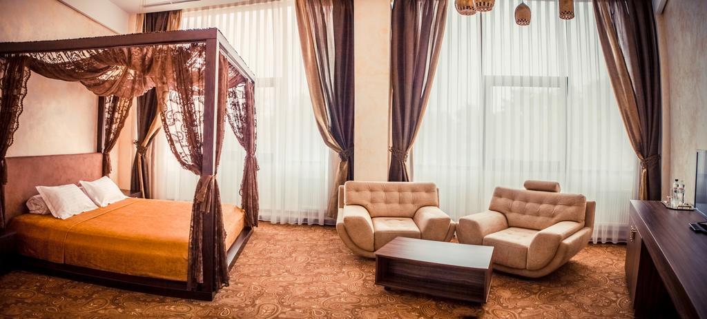 Khan-Chinar Hotel Dnipro Bagian luar foto