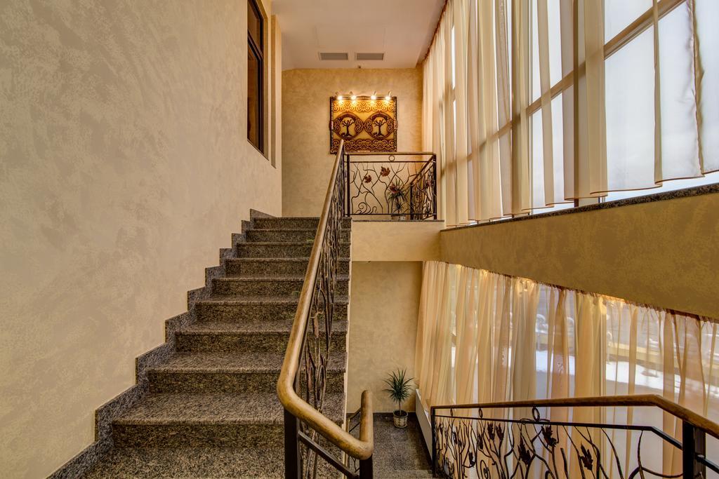 Khan-Chinar Hotel Dnipro Bagian luar foto