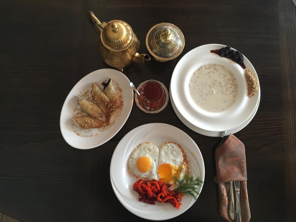 Khan-Chinar Hotel Dnipro Bagian luar foto