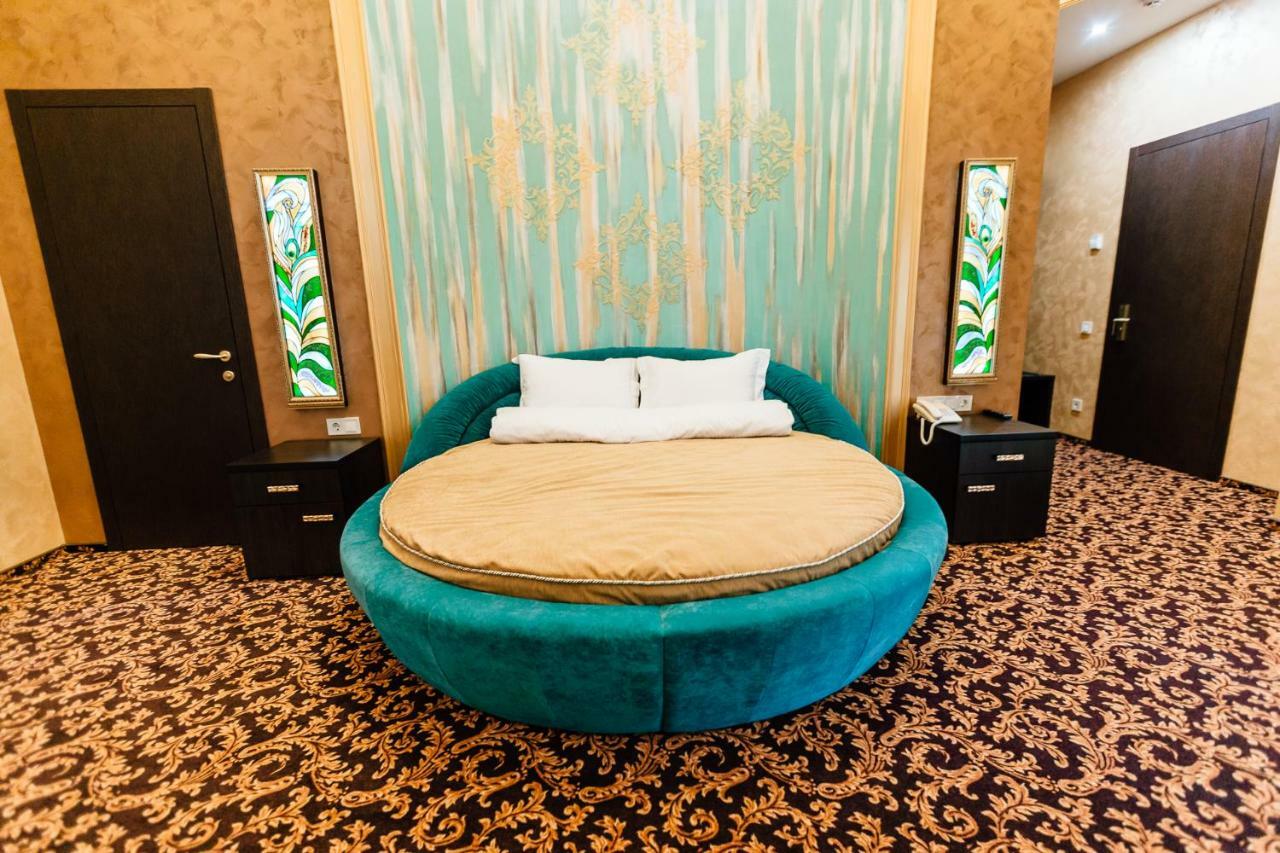 Khan-Chinar Hotel Dnipro Bagian luar foto