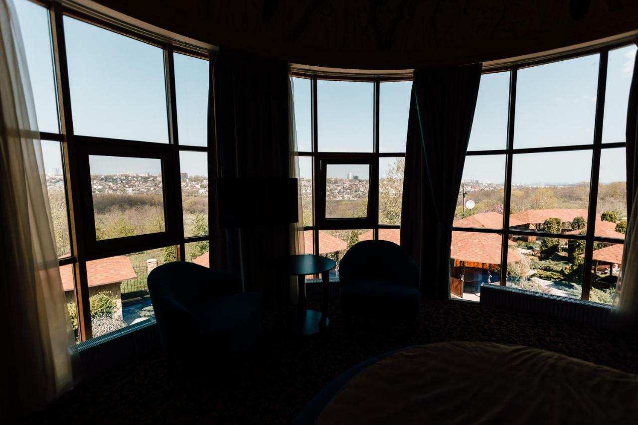 Khan-Chinar Hotel Dnipro Bagian luar foto