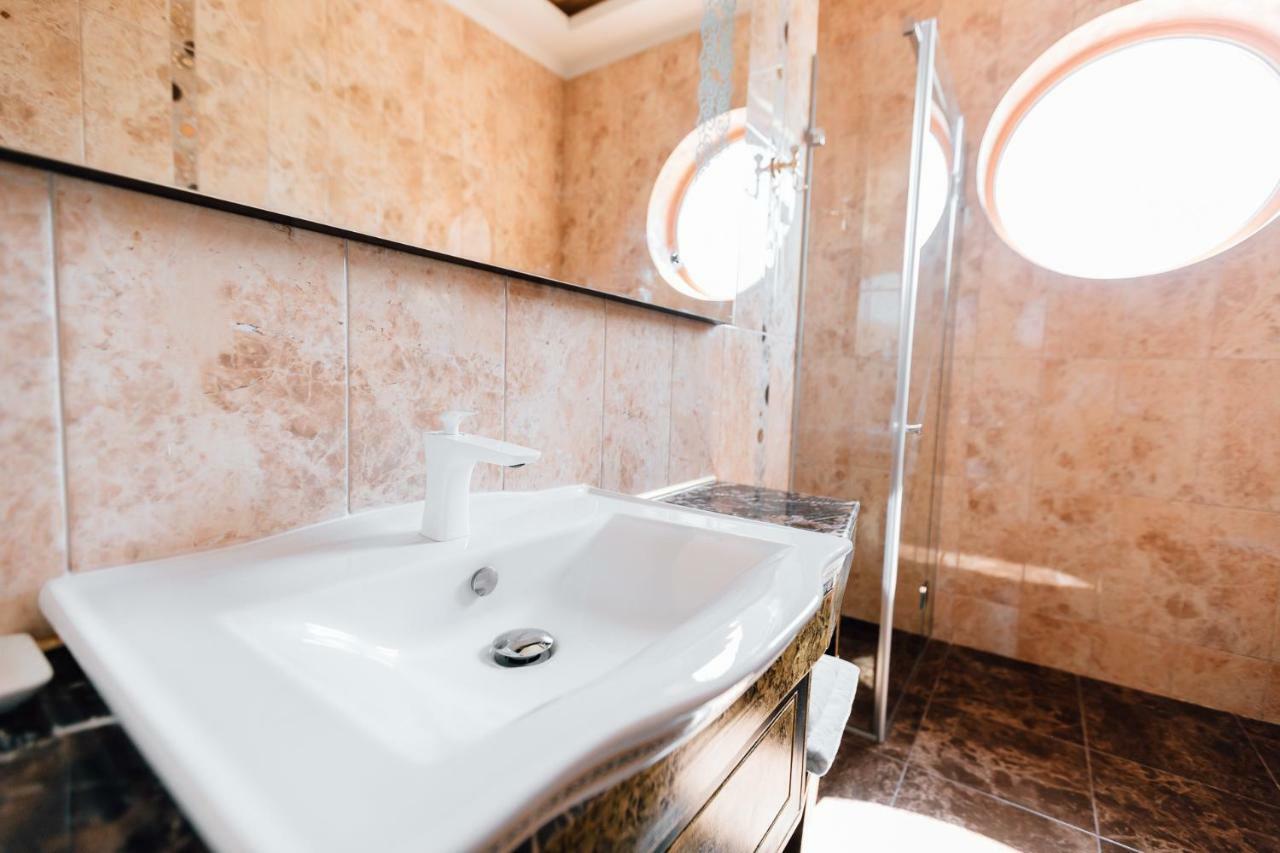 Khan-Chinar Hotel Dnipro Bagian luar foto