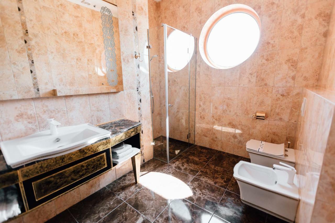 Khan-Chinar Hotel Dnipro Bagian luar foto