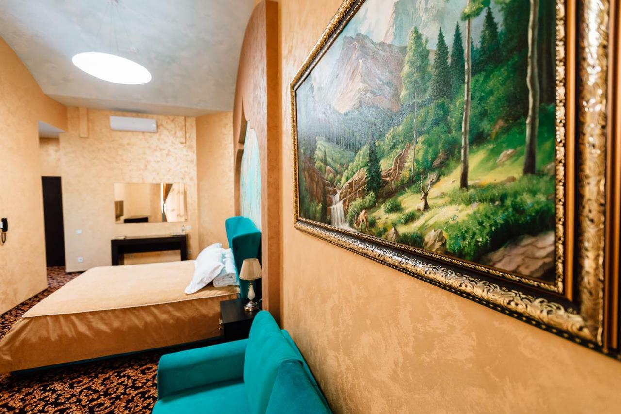 Khan-Chinar Hotel Dnipro Bagian luar foto